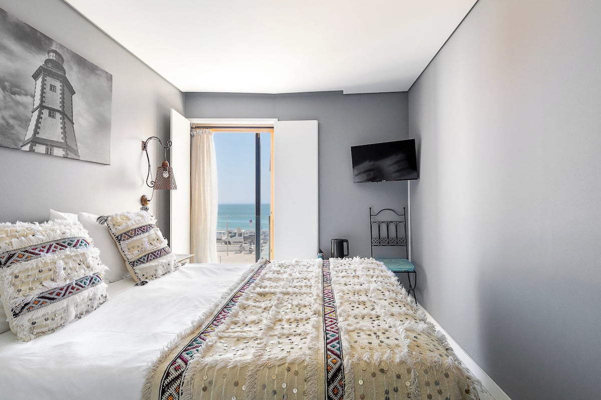 Quarto casal ou duplo superior, para não fumantes, vista para a praia | Cofres nos quartos, cortinas blackout, ferros/tábuas de passar roupa