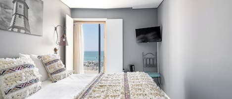 Chambre supérieure double ou avec lits jumeaux, non-fumeur, vue sur la plage | Coffre-fort, rideaux d’obscurcissement, fer et planche à repasser