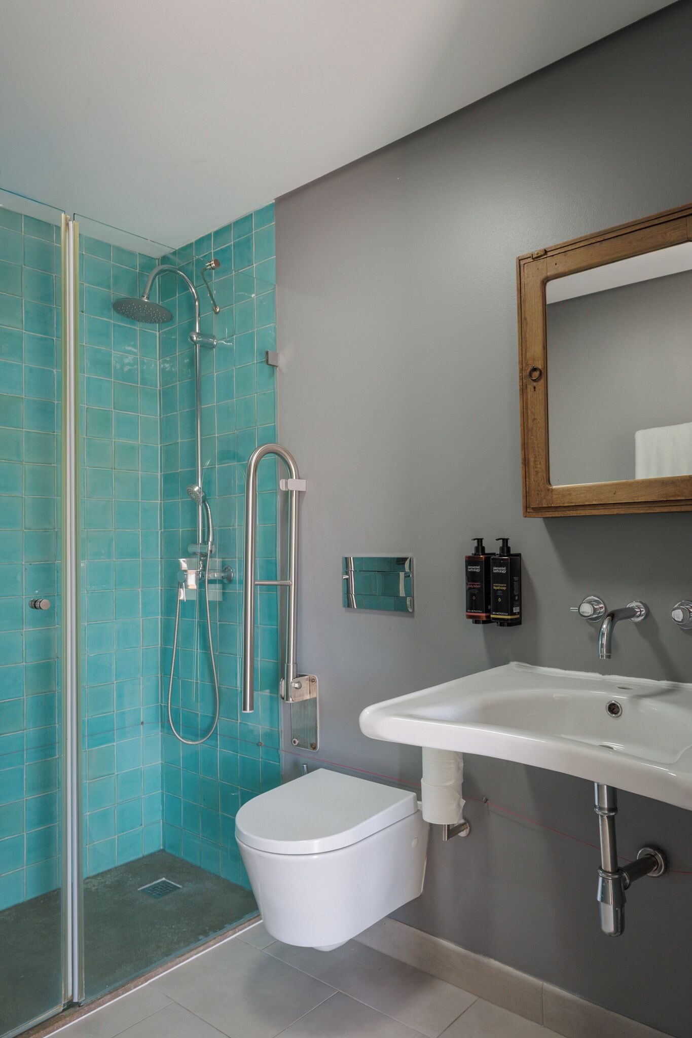 Habitación cuádruple panorámica, vista a la playa | Baño | Regadera, secadora de cabello, pantuflas, toallas 
