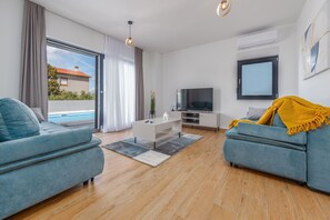 TV, caminetto