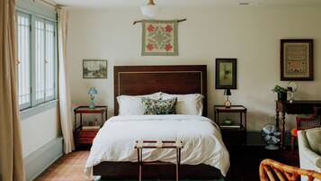 1 bedroom, desk, WiFi, bed sheets