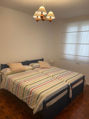 2 bedrooms, travel crib, free WiFi, bed sheets