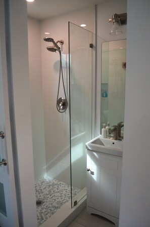 Douche, sèche-cheveux, serviettes fournies, savon
