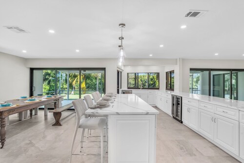 Waterfront Oasis, Fully Remodeled 3-bedroom, 3-bathroom home in beautiful Naples