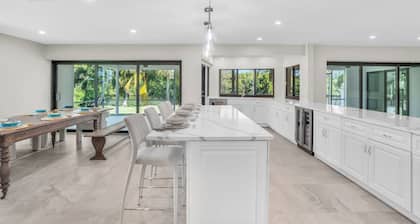 Waterfront Oasis, Fully Remodeled 3-bedroom, 3-bathroom home in beautiful Naples