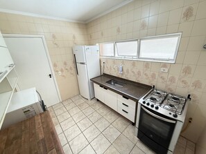 Kjøleskap, mikrobølgeovn, ovn og kaffetrakter/tekoker