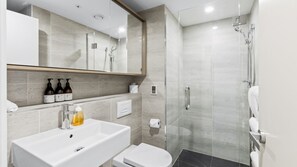 Chuveiro, secador de cabelo, toalhas de banho 