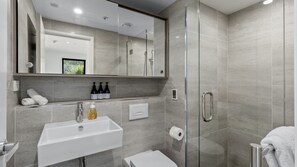 Shower, hair dryer, towels - Residence Du Parc - Apt 6b at the base of Coronet Peak (Queenstown)