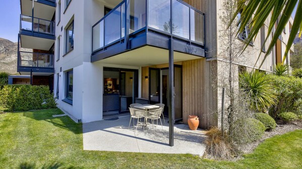 Outdoor dining - Residence Du Parc - Apt 6b at the base of Coronet Peak (Queenstown)