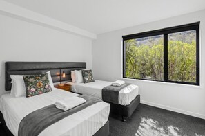 2 室のベッドルーム、デスク、アイロン / アイロン台、旅行用ベビーベッド