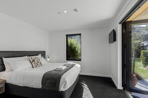 2 bedrooms, desk, iron/ironing board, travel cot