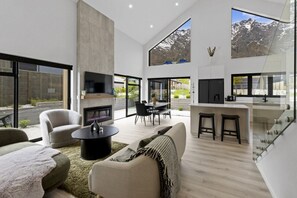 Smart TV, fireplace