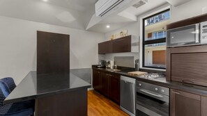 Geladeira, micro-ondas, fogão, cooktop