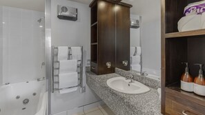 Shower, hair dryer, towels - Alpine Village 23 - 2 bed with lake views (Queenstown)
