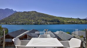 Outdoor dining - Alpine Village 23 - 2 bed with lake views (Queenstown)