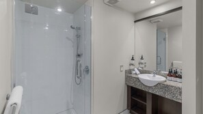 Dusche, Haartrockner, Handtücher