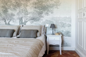 Quarto casal luxo, vista para o jardim | Escrivaninha, espaço de trabalho para notebook, cortinas blackout