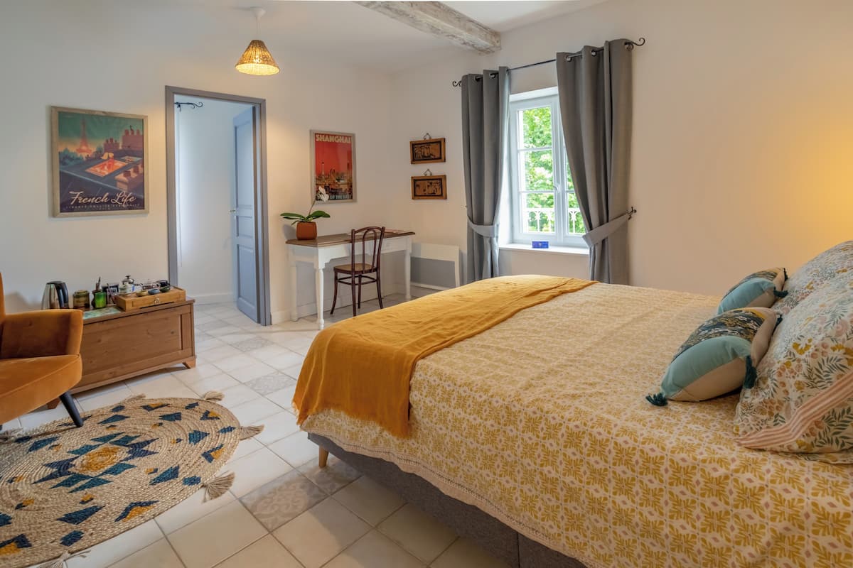 Suite – comfort, byutsikt | Skrivebord, skrivebord for bærbar PC og blendingsgardiner