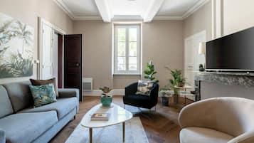 Suite de lujo, vista a la ciudad | 1 habitación, escritorio y espacio para trabajar con laptop