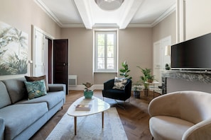 Suíte superluxo, vista para a cidade | Escrivaninha, espaço de trabalho para notebook, cortinas blackout