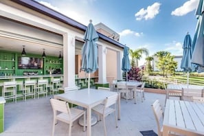 Bar (on property) - Professionally Designed Family Retreat – 1 Min Walk to Clubhouse Near Disney (Kissimmee)