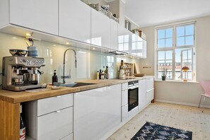 Ovn, kokeplater og oppvaskmaskin