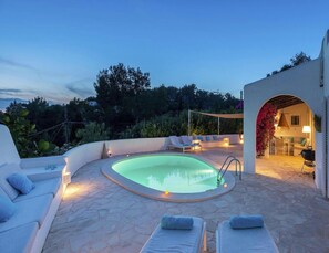 Villa | Piscina | Una piscina cubierta, una piscina al aire libre