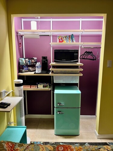 Relaxing 1-bedroom studio in Lake Worth Beach with WiFi and free parking