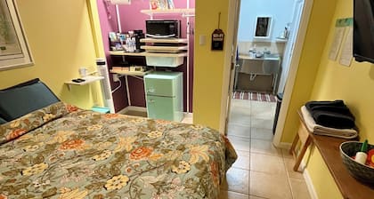 Relaxing 1-bedroom studio in Lake Worth Beach with WiFi and free parking