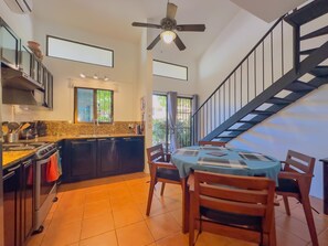 Kjøleskap, mikrobølgeovn, ovn og kaffetrakter/tekoker