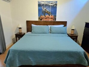 1 bedroom, Internet, bed sheets - Casa Shearwater – Modern Loft Near the Beach (Coco)
