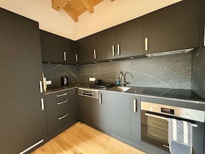 Fridge, oven, dishwasher, cookware/dishes/utensils