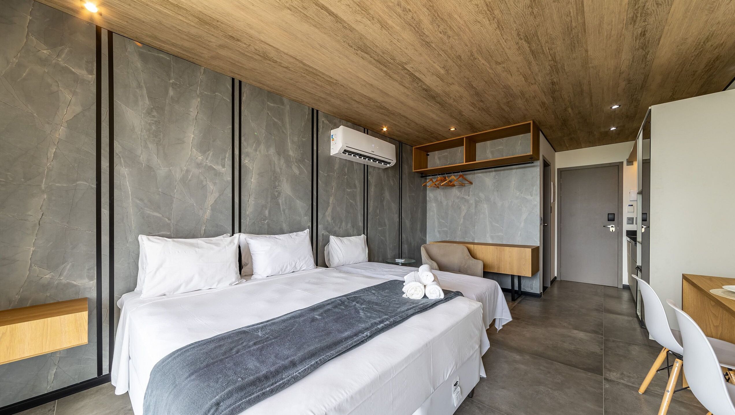 Wifi gratis, muebles diferentes y ropa de cama 