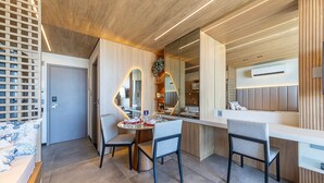 A modern hotel room with a wooden ceiling, a dining area with a round table and chairs, a large mirror, and a built-in air conditioning unit. - NWTs - Estúdios com Vista Lateral Mar (Maceió)