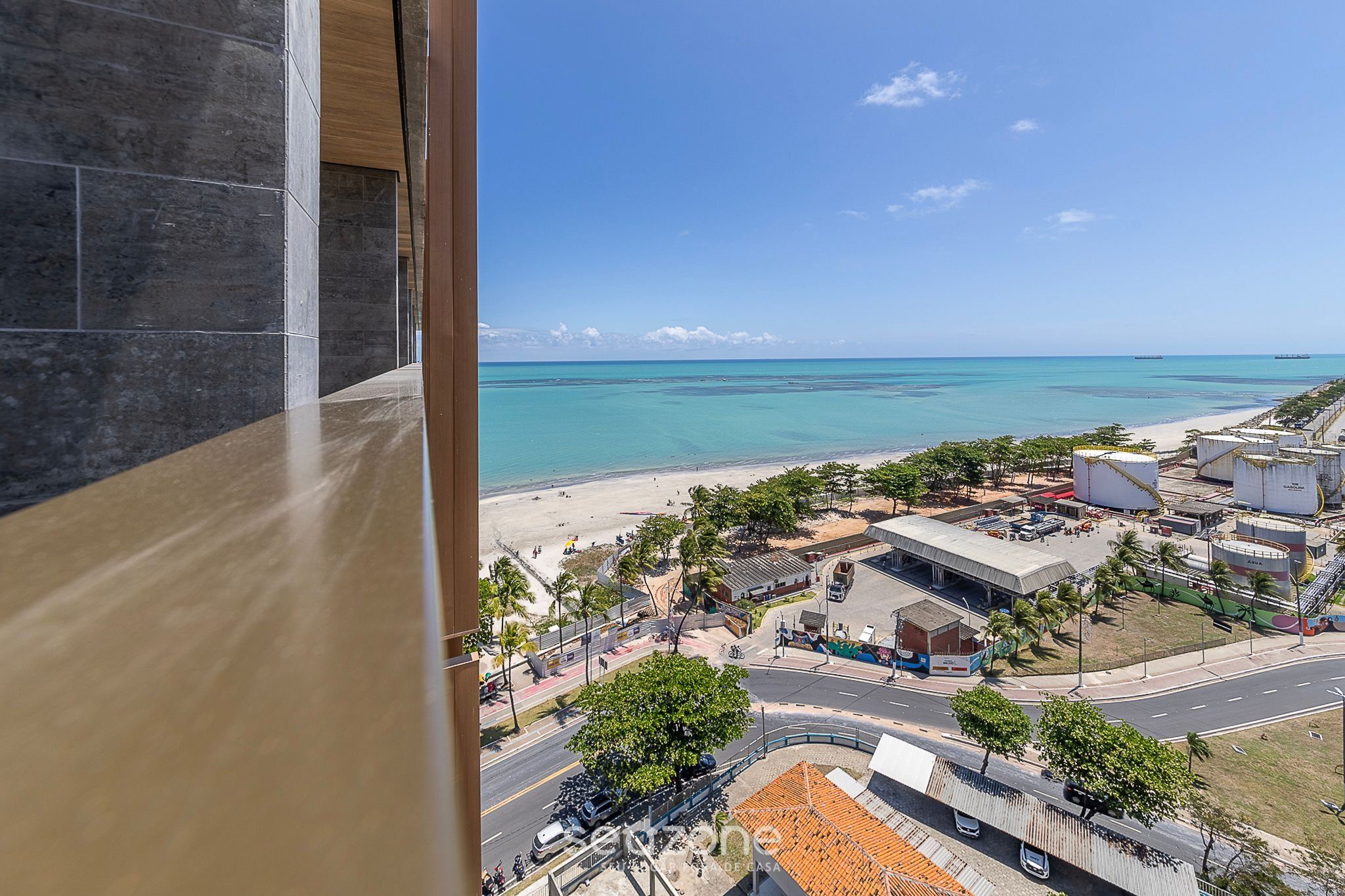 Un paisaje urbano costero con playa, edificios y cielo despejado.