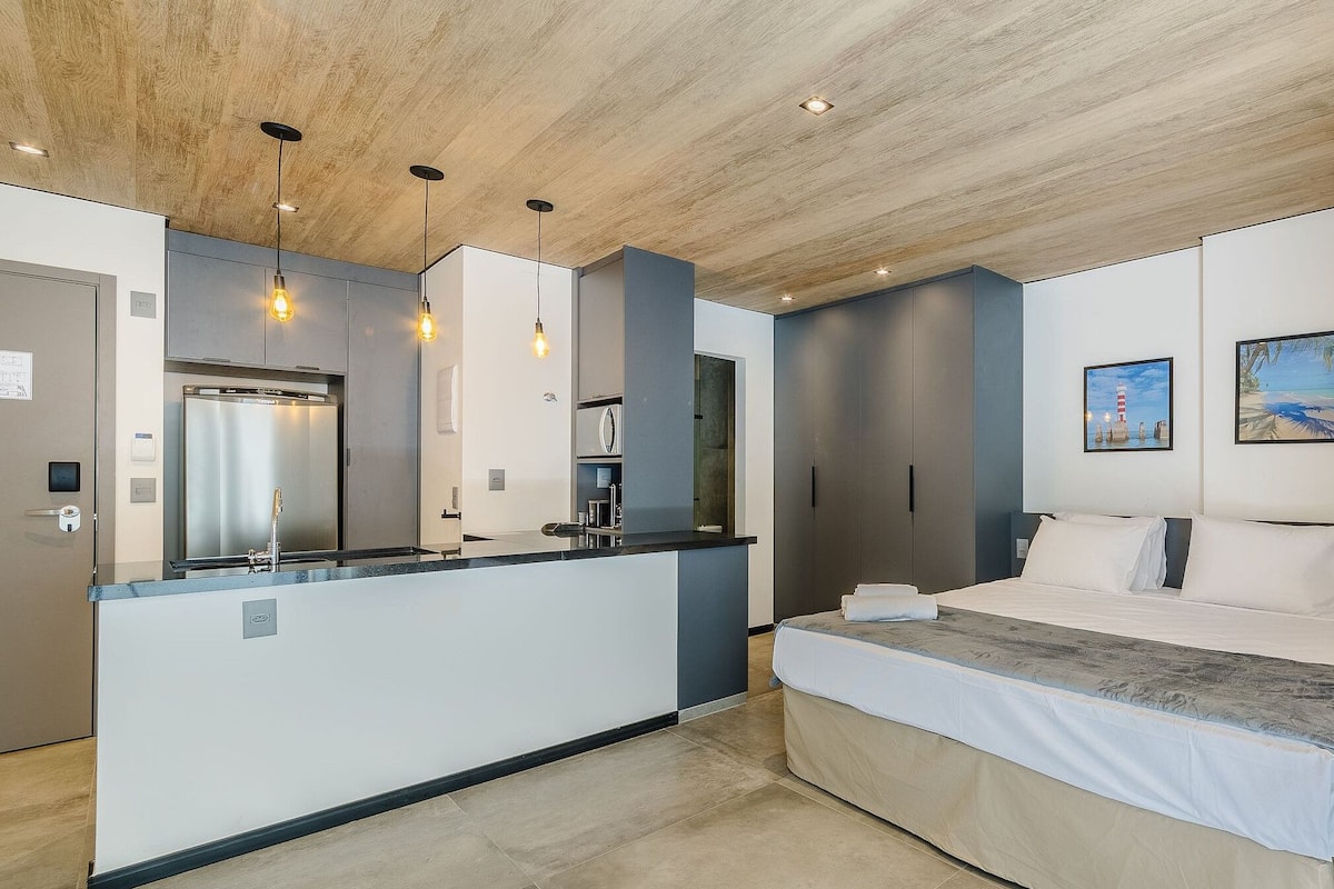 Une chambre à coucher moderne avec un grand lit, une table de chevet et une armoire intégrée.