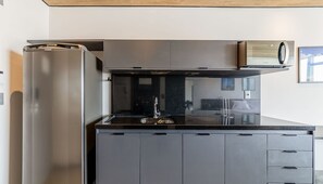 Basic Apartment | Dapur peribadi | Peti sejuk, ketuhar gelombang mikro, ketuhar, pembancuh kopi espreso