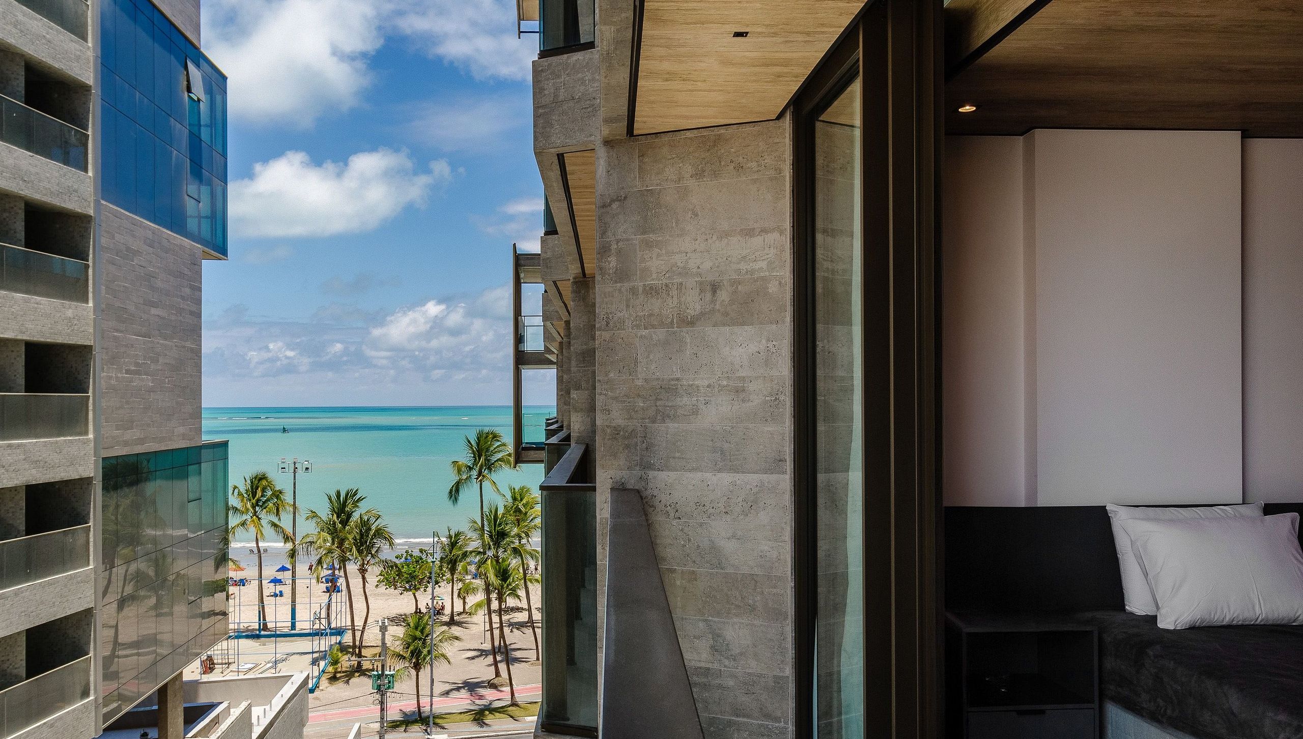 Habitación de hotel moderna con vista a la playa y al océano.