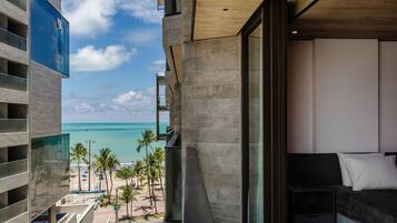 Habitación de hotel moderna con vista a la playa y al océano.