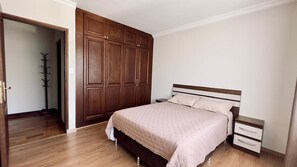 2 bedrooms, iron/ironing board, WiFi