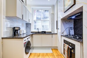Fridge, microwave, oven, stovetop - Mansion Apartment  (London)