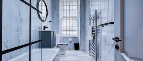 Douche, serviettes fournies, savon, papier de toilette