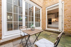 Dining - Charming 3 Bed Apartment with AC, WiFi in Marylebone (London)
