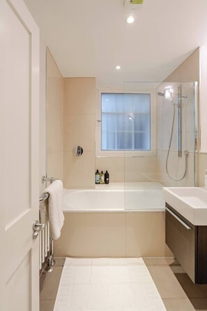 Shower, hair dryer, towels, soap - Charming 3 Bed Apartment with AC, WiFi in Marylebone (London)