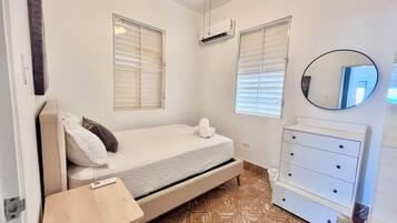5 bedrooms, iron/ironing board, WiFi, bed sheets