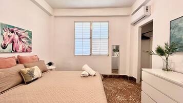 5 bedrooms, iron/ironing board, WiFi, bed sheets