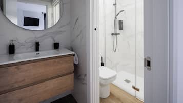 Een douche, een haardroger, handdoeken