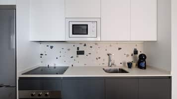 Een koelkast, een magnetron, een oven, een vaatwasser