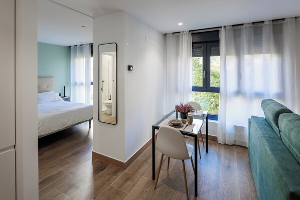 1 bedroom, iron/ironing board, travel crib, bed sheets - DOUBLE FAMILY STUDIO WITH FREE PARKING (Logroño)