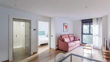 1 slaapkamer, een strijkplank/strijkijzer, reisbedje, beddengoed